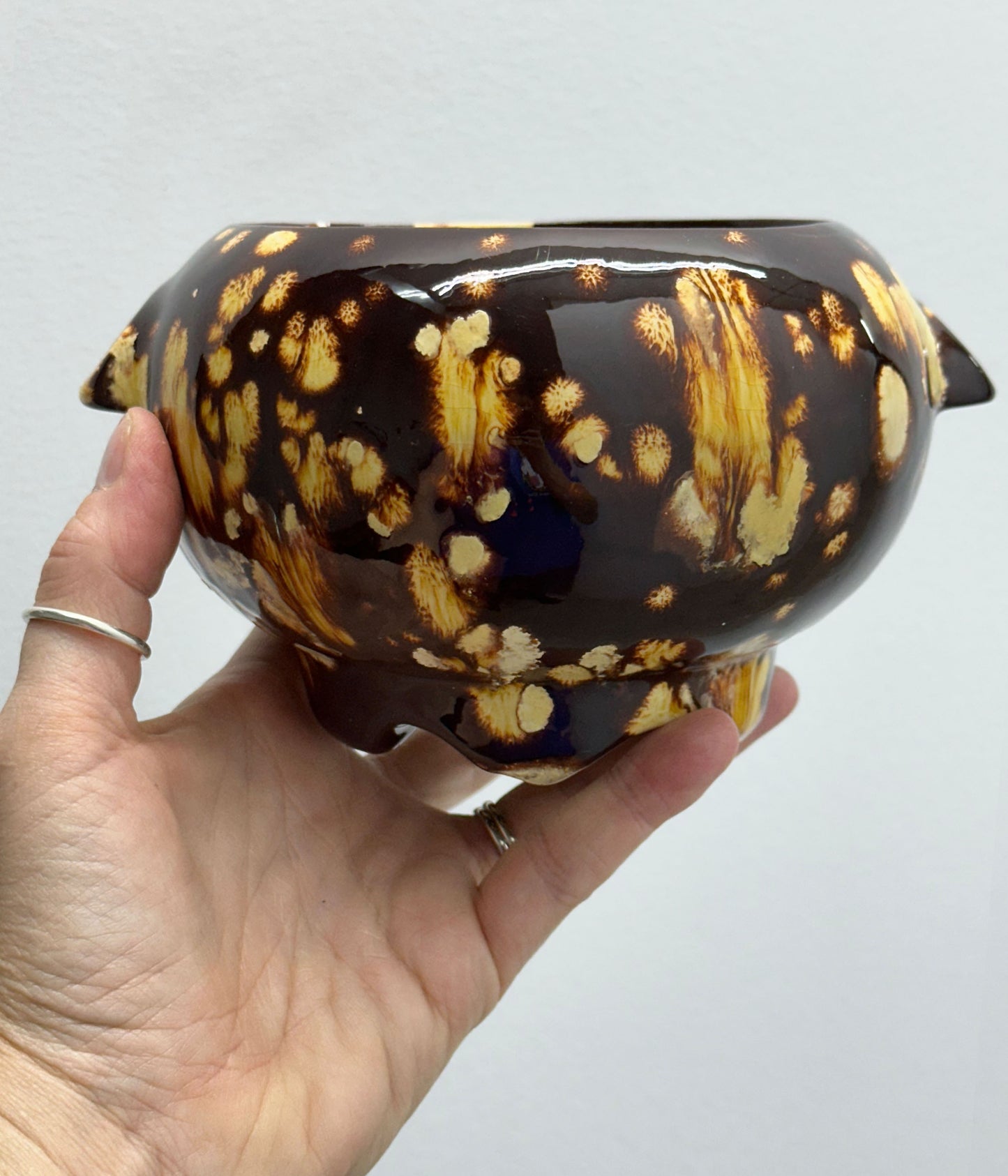 1970's Americana Folk Art Pottery Bowl, High Gloss Brown and Buttercream Splatter, Good condition